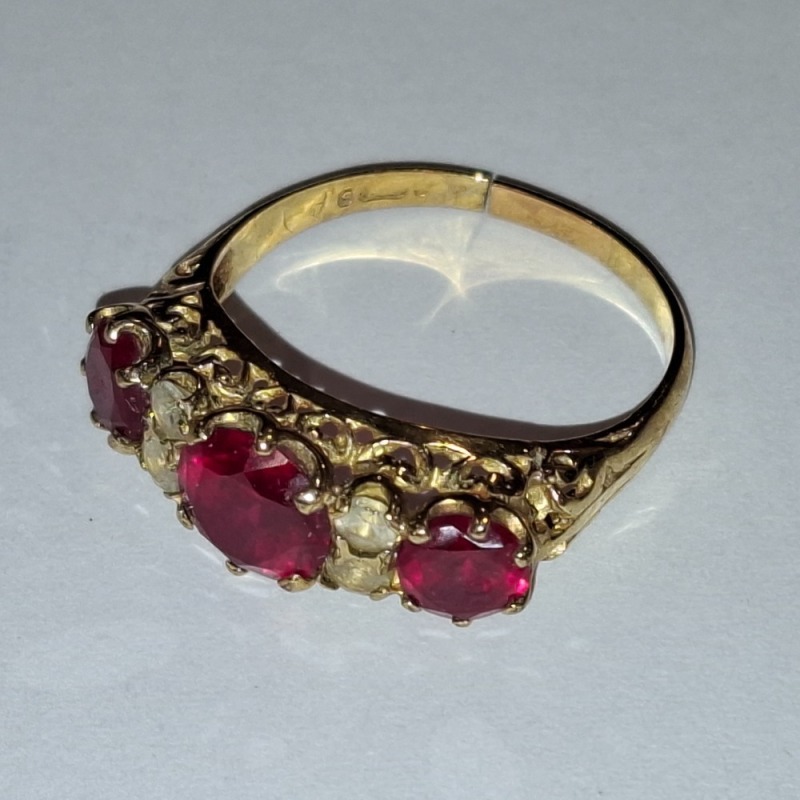 9 CT GOLD SYNTHETIC STONE RING (SPLIT SHANK) - WEIGHT 3.015 G (AUTHORISED AS GENUINE BY AN INDEPENDENT JEWELLER)