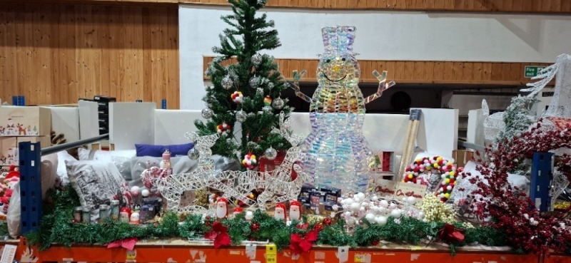 FULL BAY BRAND NEW MIXED CHRISTMAS LOT CONTAINING LIGHT UP IRIDESCENT ACRYLIC SNOWMAN CHRISTMAS DECORATION , 6 FOOT CHRISTMAS TREE , SET OF 3 LIGHT UP CHRISTMAS REINDEER DECORATIONS , LED DOOR BOWS IN GREY , CHRISTMAS THEMED CUSHIONS , ETC