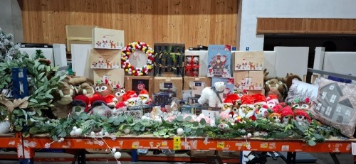 FULL BAY BRAND NEW MIXED CHRISTMAS LOT CONTAINING SINGING REINDEER HEADS - BATTERY OPERATED , 6FT PRE LIT POINSETTIA AND BAUBLE CHRISTMAS GARLANDS , VARIOUS CHRISTMAS THEMED TEDDIES , TUBBZ SANTA CLAUS COLLECTABLE RUBBER DUCK PLUSHIE , CHRISTMAS EVE WOODE