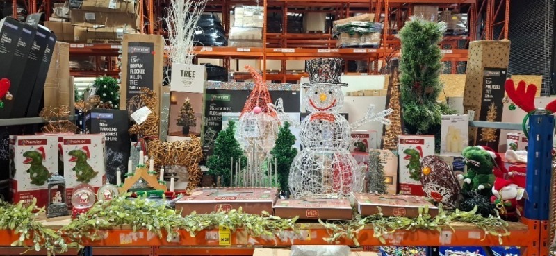 FULL BAY MIXED CHRISTMAS LOT CONTAINING LIGHT UP ACRYLIC SNOWMAN , 1.5 FLOCKED WILLOW TREE 540 LEDS , 62 CM TWISTED DREAMLIGHTS LIT SNOWMAN , PLATFORM 53 CLASSIC TRAIN SET , PREMIER ANIMATED SINGING DINOSAURS , 90CM TWINKLING STARBURST SNOWFLAKE , ETC