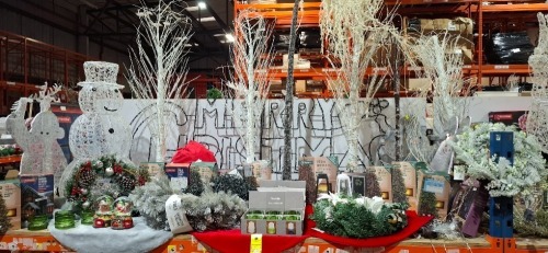 FULL BAY MIXED CHRISTMAS LOT CONTAINING PRE - LIT LED BIRCH CHRISTMAS TREES , ACRYLIC LED SNOWMAN , 1500 LED TREEBRIGHTS IN VINTAGE GOLD , DECORATIVE GARLAND , GLASS CANDLE HOLDERS ETC - (NOTE CUSTOMER RETURNS )