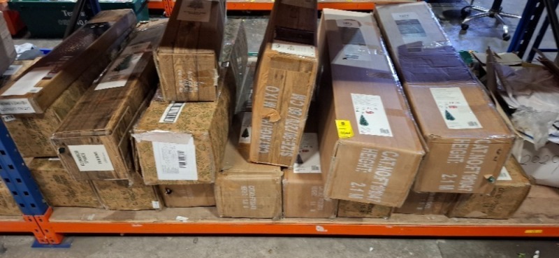 15 X MIXED CHRISTMAS TREE LOT CONTAINING SLIM LAPLAND SPRUCE 5FT , GLENWOOD SPRUCE , FIBRE OPTIC THREE WITH FLASHING LEDS 2.1 M , PRE - LIT CHRISTMAS DOOR SET ETC OVER A FULL BAY - (NOTE CUSTOMER RETURNS )