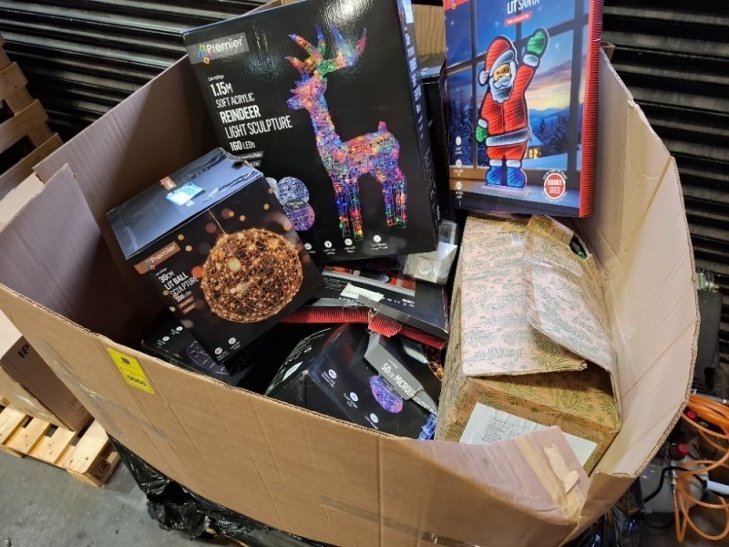 FULL PALLET BOX OF MIXED CHRISTMAS ITEMS LOT CONTAINING 1.15M SOFT ACRYLIC REINDEER LIGHT SCULPTURE 160 LEDS , 30CM LIT BALL SCULPTURE 300 LEDS , ROCKY MOUNTAIN PINE TREE , INFINITY MIRROR 60CM LIT SANTA ETC IN ONE PALLET BOX - (NOTE CUSTOMER RETURNS)