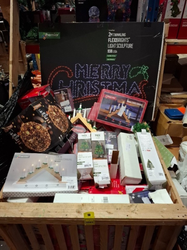 FULL PALLET BOX OF MIXED CHRISTMAS ITEMS LOT CONTAINING 2M TWINKLING FLEXIBRIGHTS LIGHT SCULPTURE WITH 938 LEDS , 45CM FIBRE OPTIC TREE WITH LEDS , 30CM LIT BALL SCULPTURE WITH 300 LEDS IN WARM WHITE , 39CM CANDLEBRIDGE ETC IN ONE PALLET BOX - (NOTE CUS