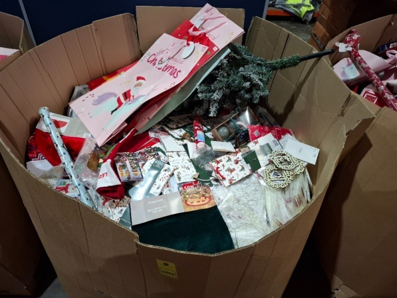 FULL PALLET BOX OF MIXED CHRISTMAS ITEMS LOT CONTAINING 90CM GREEN PLUSH TREE SKIRTS VARIOUS CHRISTMAS CARDS , CHRISTMAS WREATH , VARIOUS CHRISTMAS GIFT WRAP , LARGE CHRISTMAS GIFT BAGS ETC IN ONE PALLET BOX - (NOTE CUSTOMER RETURNS)