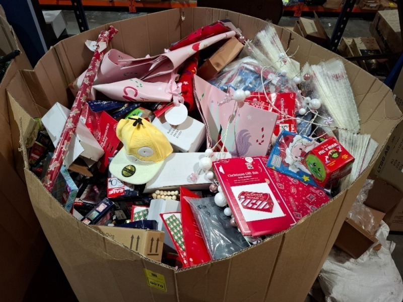FULL PALLET BOX OF MIXED CHRISTMAS ITEMS LOT CONTAINING VARIOUS CHRISTMAS CARDS , CHRISTMAS SANTA PILLOWCASES , VARIOUS CHRISTMAS GIFT WRAP , LARGE CHRISTMAS GIFT BAGS , 2 IN 1 PEEL N REVEAL , POKEMON CAP ETC IN ONE PALLET BOX - (NOTE CUSTOMER RETURNS)