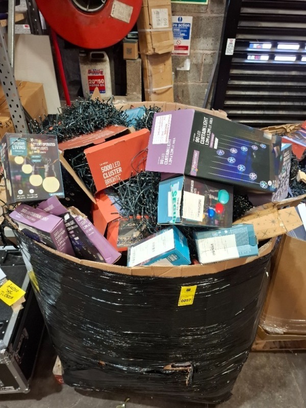 FULL PALLET BOX OF MIXED CHRISTMAS ITEMS LOT CONTAINING 2000 LED CLUSTER BRIGHTS 25M , BATTERY OPERATED PARTY LIGHTS 2.7M , 90 LED CURTAIN LIGHTS 1.2M X 1.2M , 5000 LED CLUSTER BRIGHTS 62.5M , 400 BATTERY OPERATED TIMELIGHTS 40M ETC IN ONE PALLET BOX - 