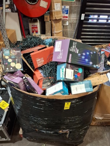 FULL PALLET BOX OF MIXED CHRISTMAS ITEMS LOT CONTAINING 2000 LED CLUSTER BRIGHTS 25M , BATTERY OPERATED PARTY LIGHTS 2.7M , 90 LED CURTAIN LIGHTS 1.2M X 1.2M , 5000 LED CLUSTER BRIGHTS 62.5M , 400 BATTERY OPERATED TIMELIGHTS 40M ETC IN ONE PALLET BOX - 