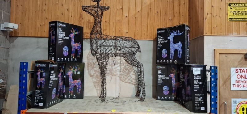 7 X PIECE CHRISTMAS LOT CONTAINING 1X EXTRA LARGE LED REINDEER SCULPTURE AND 6 X 1.15M SOFT ACRYLIC REINDEER LIGHT SCULPTURES WITH 160 LEDS - ( NOTE CUSTOMER RETURNS )