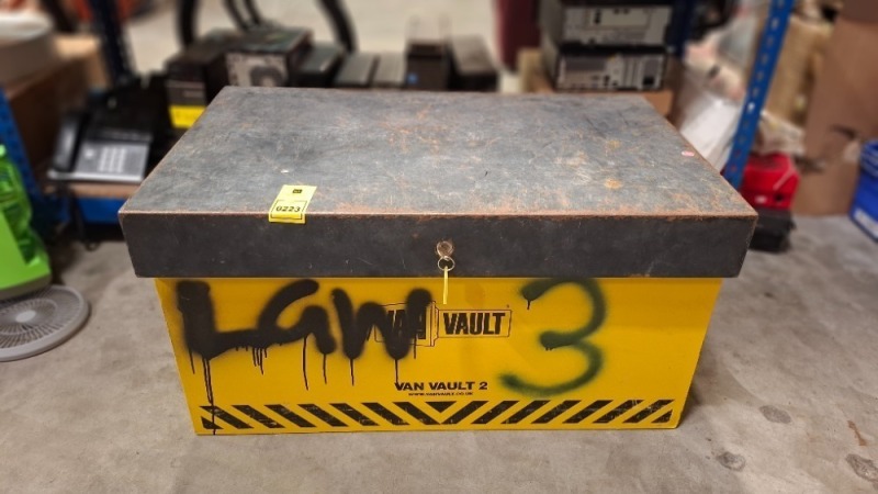 1 X VAN VAULT 2 WITH KEYS IN SIZE H 49 X L 92 W 56 CM
