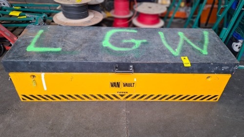 1 X VAN VAULT TIPPER WITH KEYS IN SIZE L 182 X H 44 X W 53 CM , W 83 KG