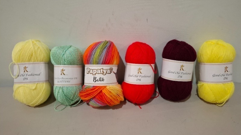 80 X BRAND NEW KNITCO GOOD OLD FASHIONED DK YARN IN VARIOUS COLOURS GREEN , YELLOW , BROWN , WHITE , PINK , ETC IN ONE LARGE BACK