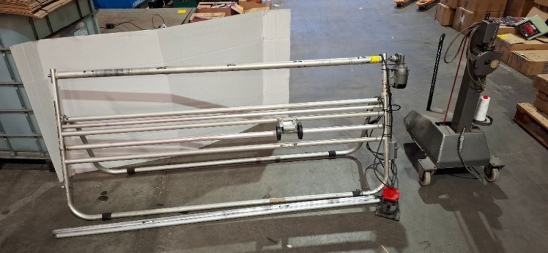 2 X MIXED LOT CONTAINING 1 X BESPOKE FABRIC ROLL TO ROLL MEASURING TOOL WITH MOTOR AND FOOTPEDAL CONTROL , 1 X INDUSTRIAL BAG SEWING MACHINE