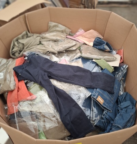 400 X MIXED CLOTHING LOT TO INCLUDE ESPRIT TROUSERS IN COLOUR SALMON SIZE UK 12/30 , WEEKDAY DENIM BLUE JEANS IN SIZE W 24 / L 30 ,DENIM GREEN JUMPSUIT IN SIZE UK 16 , NAVY BLUE JEGGINGS ETC IN A PALLET BOX