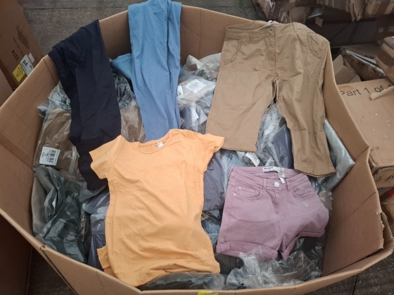400 X MIXED CLOTHING LOT TO INCLUDE DOROTHY PERKINS PANTS IN BROWN SIZE UK 16, DENIM BLUE JEANS SIZE EU 42 , ESPRIT FEEL GOOD LOOK GREAT BLUE SLIM CHINOS IN SIZE UK 10, SOFT TOUCH SHORT SHORTS IN PURPLE SIZE SMALL ETC IN A PALLET BOX