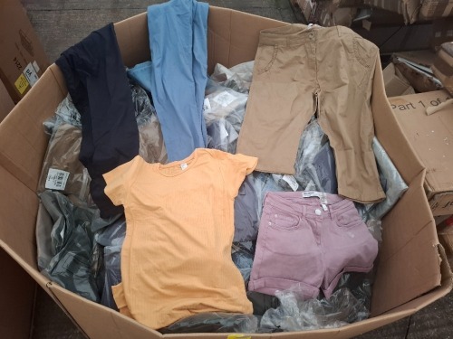 400 X MIXED CLOTHING LOT TO INCLUDE DOROTHY PERKINS PANTS IN BROWN SIZE UK 16, DENIM BLUE JEANS SIZE EU 42 , ESPRIT FEEL GOOD LOOK GREAT BLUE SLIM CHINOS IN SIZE UK 10, SOFT TOUCH SHORT SHORTS IN PURPLE SIZE SMALL ETC IN A PALLET BOX