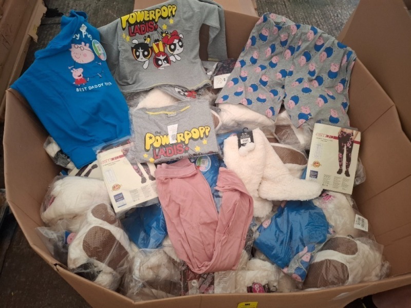 400 X MIXED CLOTHING LOT TO INCLUDE PEPPER PIG PYJAMA SET GREY SHORTS & BLUE T-SHIRT SIZE XL , WOMENS ESMARA JOGGER PANTS IN SIZE MEDIUM, CO - ZEES LADIES SHERPA SLIPPERS IN CREAM SIZE UK 4-7 ETC IN A PALLET BOX