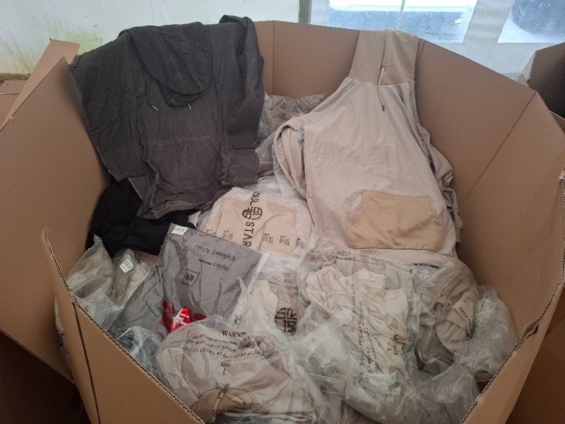 400 X MIXED CLOTHING LOT TO INCLUDE SOUL STAR HOODIE TAUPE SIZE LARGE , MISS SELFRIDGE CROPPED GREEN JACKET IN SIZE 8, YESSICA LONG BLACK LACE DRESS ECT IN A PALLET BOX