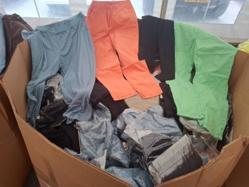 400 X MIXED CLOTHING LOT TO INCLUDE BLUE BODY LEGGINGS SIZE 22 , EIGHT PARIS JACKER WITH TIGER DESIGN SIZE MEDIUM , F & F LEGGINGS IN BLACK IN SIZE 8 , M&S JEGGINGS IN GREEN IN SIZE UK 16 ETC IN ONE PALLET BOX