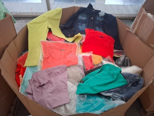 400 X MIXED CLOTHING LOT TO INCLUDE ROCK & ROCK VEST TOPS IN VARIOUS COLOURS SIZE MEDIUM , DENIM NAVY BLUE ELTON JOHN JACKET IN LARGE , BONMARCHE LIME GREEN TROUSERS SIZE 14 ETC IN A PALLET BOX