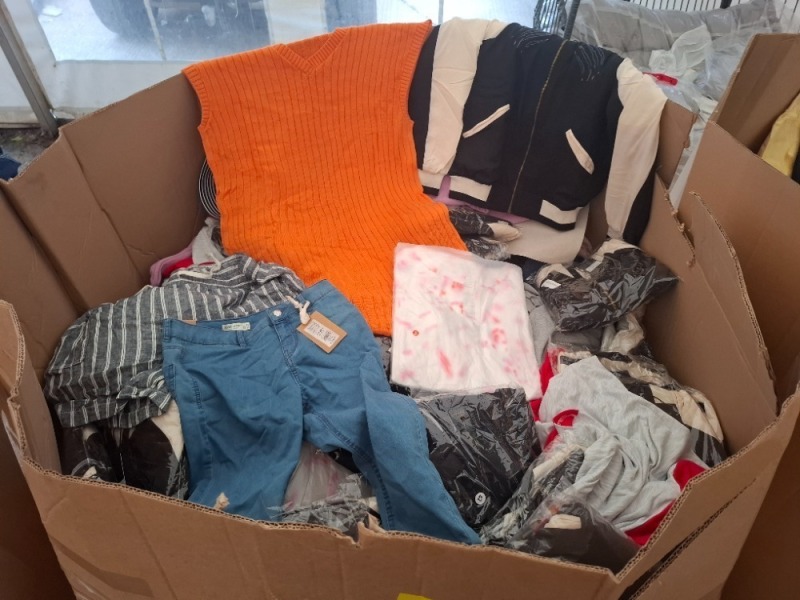 400 X MIXED CLOTHING LOT TO INCLUDE BOOHOO SWEATSHIRT IN LILAC SIZE SMALL , EIGHT PARIS JACKET WITH TIGER DESIGN IN BLACK AND CREAM SIZE SMALL , MOVING WOMENS JOGGERS IN RED AND GREY SIZE LARGE ETC IN A PALLET BOX