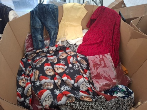400 X MIXED CLOTHING LOT TO INCLUDE GUESS HIGH RISE SKINNY TROUSERS SIZE 36 , CLUBL WHITE LACE DRESS SIZE 30 , MENIDOR RED LACE DRESS SIZE 22 ETC IN A PALLET BOX
