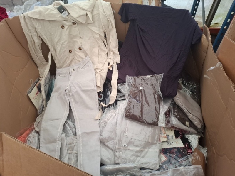 400 X MIXED CLOTHING LOT TO INCLUDE SUPER SKINNY BROWN JEGGINGS SIZE 12 , WOMENS ESMARA JOGGERS IN SIZE LARGE , M&S T - SHIRT IN PURPLE SIZE 18 ETC IN A PALLET BOX