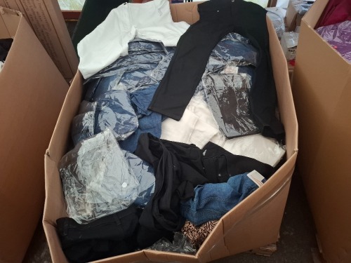 400 X MIXED CLOTHING LOT TO INCLUDE DENIM NAVY BLUE SHORTS IN SIZE EU 42 , BONMARCHE WHITE TROUSERS SIZE 28 , DIVIDED LEOPARD PRINT TROUSERS SIZE UK 12 ETC IN A PALLET BOX