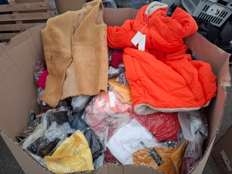 400 X MIXED CLOTHING LOT TO INCLUDE SAINT GENIES HOT PINK TOP IN SIZE 8 , MELYA MELODY ORANGE PUFFER COAT SIZE XL , HOT FASHION FLOWERY DRESS SIZE S ETC IN A PALLET BOX