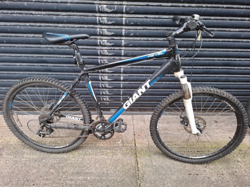 1 X GIANT REVEL MOUNTAIN BIKE 24 GEARS IN SIZE 52 CM