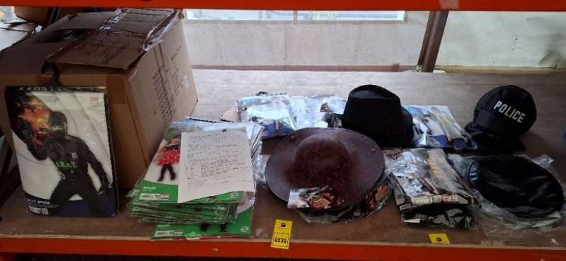 52 X BRAND NEW MIXED FANCY DRESS COSTUMES LOT CONTAINING 24 X SWAT POLICE KIDS COSTUMES , 8 X MOUSE GIRL COSTUMES , 5 X WIZARD COSTUMES , 5 X PIRATE TRICORN HATS , 16 X POLICE CAPS , 6 X GANGSTER HATS , 4 X HARD ROCK HATS