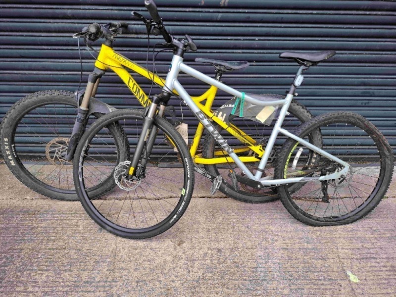 2 X MIXED MOUNTAIN BIKE LOT CONTAINING 1 X B TWIN RIVERSIDE 900 BIKE AND 1 X CONMENCAL MOUNTAIN BIKE.