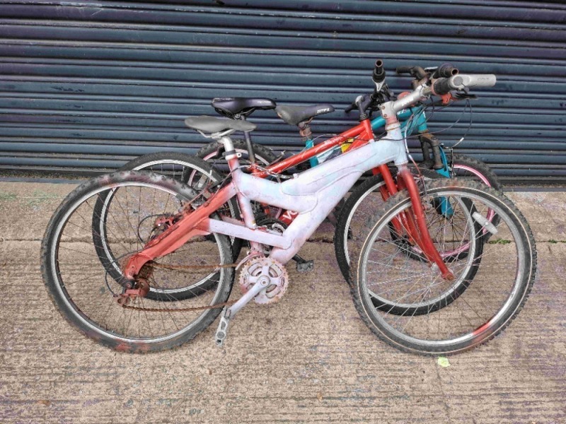 3 X KIDS BIKES LOT CONTAINING 1 X MUDDYFOX , 1 X APOLLO VORTE , 1 X ZOOM