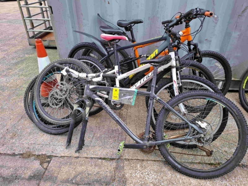 4 X MIXED BIKE LOT CONTAINING 1 X SPECIALIZED , 1 X PYTHON , 1 X SCHWINN , 1 X APOLLO RADAR AND 3 X LOOSE BIKE WHEELS