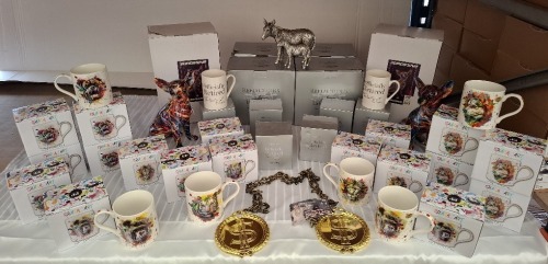 32 X MIXED LOT CONTAINING DONKEY WITH FOAL ORNAMENTS , VARIOUS SPLASH ART MUGS WITH VARIOUS ANIMALS ON THEM , SUPERNOVA CHIHUAHUA ORNAMENTS , HIP HOT NECKLACE