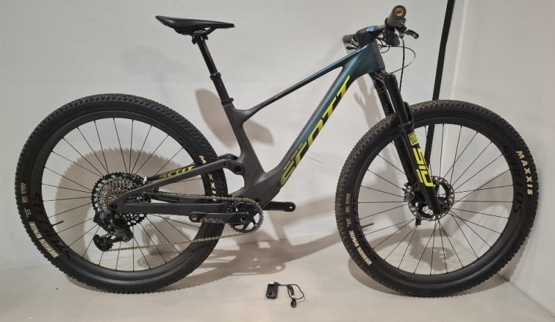 SCOTT SPARK RC WORLD CUP EVO AXS BIKE MODEL: 286259 SIZE: S ORIG RRP &pound;9379 SPARK RC CARBON HMX FRAME ROCKSHOX SID ULT. RD3 120MM FORK RS NUDE 5 RLC3, 120MM, TWINLOC SRAM XX EAGLE AXS 12 SPEED SHIMANO XTR DISC BRAKES SYNCROS SILVERTON 1.0S WHEELS MAXXIS RE