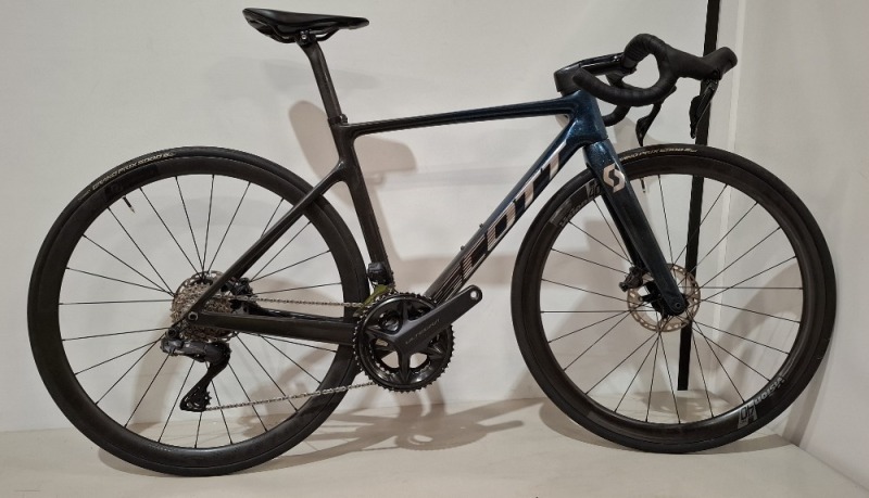 SCOTT ADDICT RC PRO DISC ROAD BIKE MODEL: 286415 SIZE: S - 52 ORIG PRICE: &pound;8699 ADDICT RC DISC HMX CARBON FRAME ADDICT RC HMX FORK ULEGRA 12 SPEED DI2 SHIFTERS ALL CARBON WHEELS CONTINENTAL GRAND PRIX 5000 S TYRES STEERERS HAVE BEEN CUT OUT (STANDARD PRAC