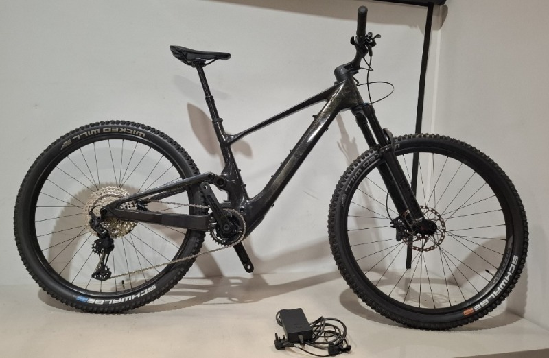 SCOTT LUMEN 910 BIKE MODEL: 290602 SIZE: M ORIG RRP &pound;6499 LUMEN CARBON HMX FRAME FOX 34 FLOAT RHYTHM 130MM FORK FOX NUDE 5T EVOL, TWINLOC, 130MM SHIMANO XT-DEORE 12 SPEED SHIMANO DEORE 4 PISTON DISC BRAKES SYNCROS X-30SE TR RIMS SYNCROS DROPPER POST AND P