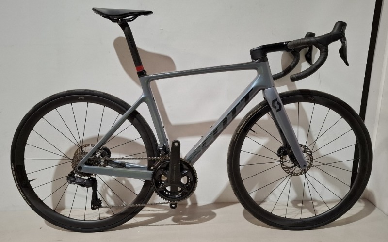 SCOTT ADDICT RC 15 ROAD BIKE IN GREY CODE: 290358 SIZE: M ORIG RRP &pound;6199 (+ PREMIUM FOR ADDITIONAL ENG WORK) ADDICT RC DISC HMX CARBON FRAME ADDICT RC HMX FORK SHIMANO ULTEGRA DI2 DISC 24 SPEED CONTINENTAL GRAND PRIX 5000 S TYRES STEERERS HAVE BEEN CUT OU