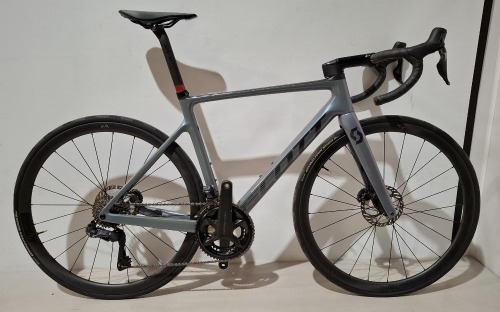 SCOTT ADDICT RC 15 ROAD BIKE IN GREY CODE: 290358 SIZE: M ORIG RRP &pound;6199 (+ PREMIUM FOR ADDITIONAL ENG WORK) ADDICT RC DISC HMX CARBON FRAME ADDICT RC HMX FORK SHIMANO ULTEGRA DI2 DISC 24 SPEED CONTINENTAL GRAND PRIX 5000 S TYRES STEERERS HAVE BEEN CUT OU