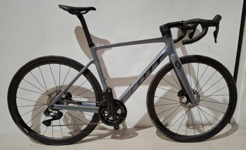 SCOTT ADDICT RC 15 ROAD BIKE IN GREY CODE: 290358 SIZE: M ORIG RRP &pound;6199 (+ PREMIUM FOR ADDITIONAL ENG WORK) ADDICT RC DISC HMX CARBON FRAME ADDICT RC HMX FORK SHIMANO ULTEGRA DI2 DISC 24 SPEED CONTINENTAL GRAND PRIX 5000 S TYRES STEERERS HAVE BEEN CUT OU