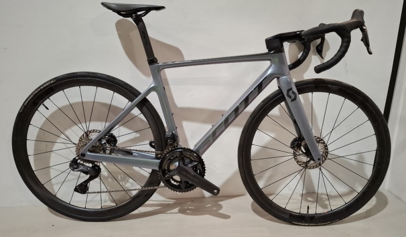 SCOTT ADDICT RC 15 ROAD BIKE IN GREY CODE: 290358 SIZE: L ORIG RRP &pound;6199 (+ PREMIUM FOR ADDITIONAL ENG WORK) ADDICT RC DISC HMX CARBON FRAME ADDICT RC HMX FORK SHIMANO ULTEGRA DI2 DISC 24 SPEED CONTINENTAL GRAND PRIX 5000 S TYRES STEERERS HAVE BEEN CUT OU