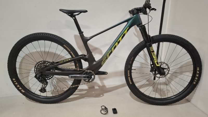 SCOTT SPARK RC TEAM ISSUE AXS BIKE MODEL: 286253 SIZE: M ORIG RRP &pound;4999 ROCKSHOX SID SELECT RL3 120MM FORK RS NUDE 5 RL3 SHOCK SRAM GX EAGLE AXS 12 SPEED DRIVE SHIMANO XT 2-PISTON BRAKES SYNCROS SILVERTON 2.0 TR WHEELS SYNCROS DUNCAN SEAT POST (SEE ALL IM
