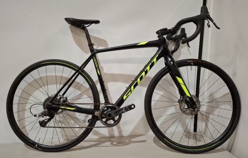 SCOTT ADDICT CX 10 DISC BIKE MODEL: 241465 SIZE: M-54 ORIG RRP &pound;4899 FRAME CARBON FORK CARBON WHEELS 700C CARBON DRIVE TRAIN 1 X 11 GROUP SET FORCE POWER METER NONE BRAKES SRAM FORCE HYDRAULIC DISC (SEE ALL IMAGES)