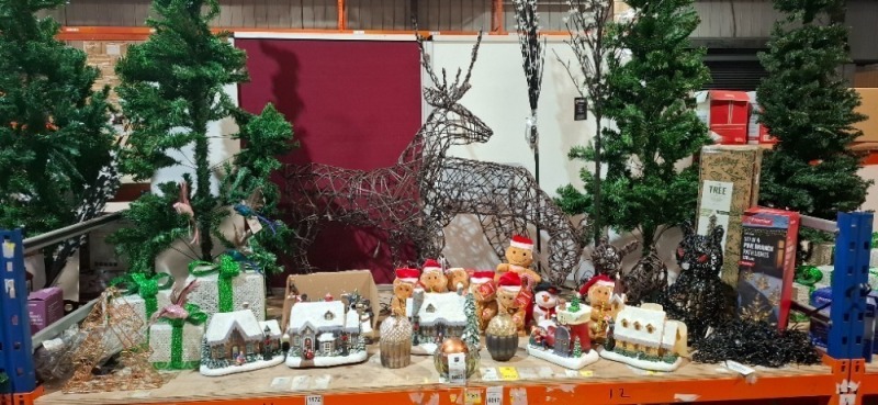 35 X MIXED CHRISTMAS DECORATIONS TO INCLUDE MUSICAL ANIMATED GINGERBREAD WITH SAX , LED ACRYLIC PARCELS IN GREEN AND WHITE , LED CHRISTMAS VILLAGE HOUSE ORNAMENTS ETC ON A FULL SHELF (NOTE - CUSTOMER RETURNS)