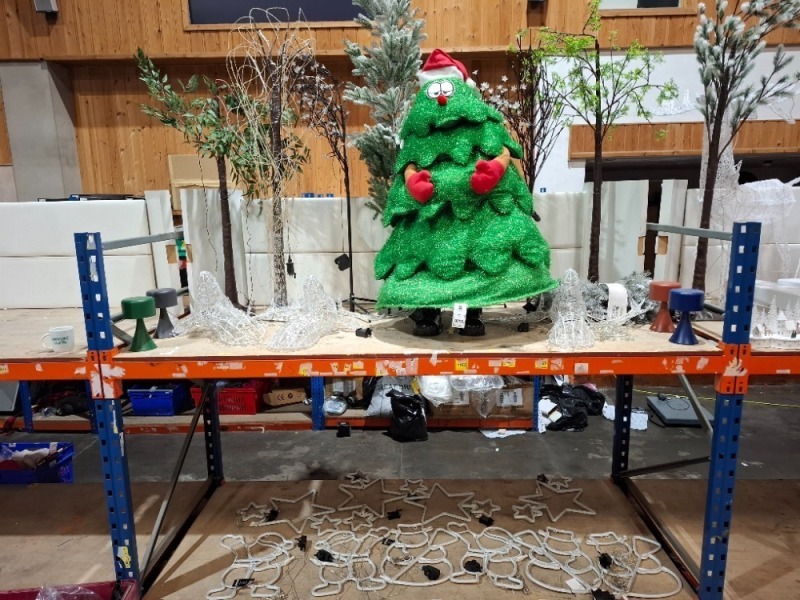 25 X MIXED CHRISTMAS DECORATIONS TO INCLUDE NORBERT SINGING AND DANCING CHRISTMAS TREE , ARTIFICIAL TREE WITH LIGHTS , VARIOUS LIGHT UP CHRISTMAS SILHOUETTE DECORATIONS ETC OVER TWO BAYS (NOTE - CUSTOMER RETURNS)