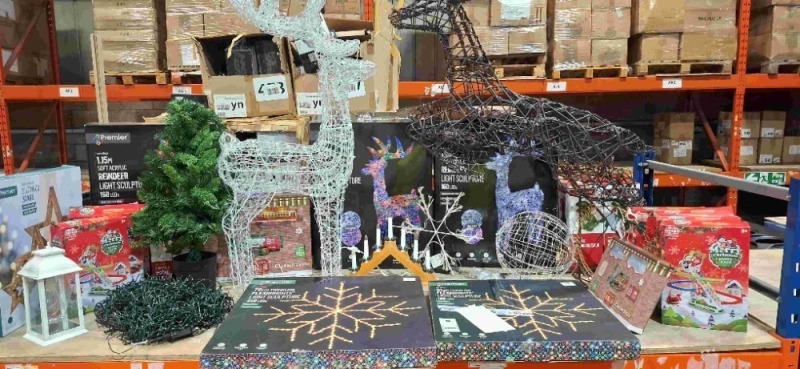 25 X MIXED CHRISTMAS DECORATIONS TO INCLUDE 76CM TWINKLING FLEXIBRIGHTS LIGHT SCULPTURE 250 LEDS , 1.15M SOFT ACRYLIC REINDEER LIGHT SCULPTURE 160 LEDS , ANIMATED SINGING DINOSAUR , MERRY CHRISTMAS SANTA RACE ETC OVER A FULL SHELF (NOTE - CUSTOMER RETURNS
