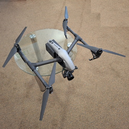 DJI INSPIRE 2 LC3 DRONE WITH CHARGER & CARRY CASE, 4 BATTERIES, UNDERHUNG CAMERA, SPARE BATTERIES & ROTOR BLADE WITH INSTRUCTIONS
