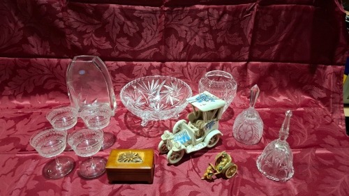 11 X GLASSWARE/ FIGURINES TO INCLUDE 4 CHAMPAGNE GLASSES , 1 GLASS BELL , 1 LARGE GLASS BOWL , 1 GLASS VASE 1 FLOWER VASE AND 3 FIGURINES