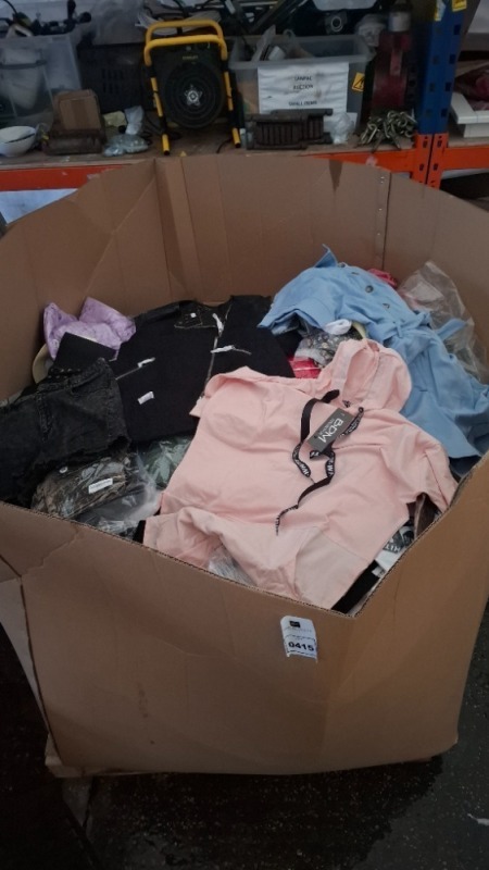 400 + MIXED CLOTHING LOT TO INCLUDE ALLYSON COLLECTION V SHAPED DRESS IN YELLOW IN SIZE SMALL , BDM COLLECTION SHORT SLEEVED HOODIE IN WHITE AND BLACK IN SIZE UK 8-12 , INDIE + MOI WAISTCOAT IN LIGHT BLUE IN SIZE MEDIUM ETC ON ONE PALLET BOX